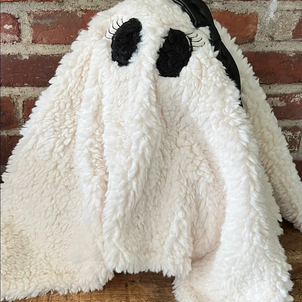 Mrs Gus the ghost pottery barn